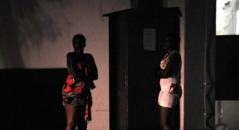 prostituées dans une rue de Dakar