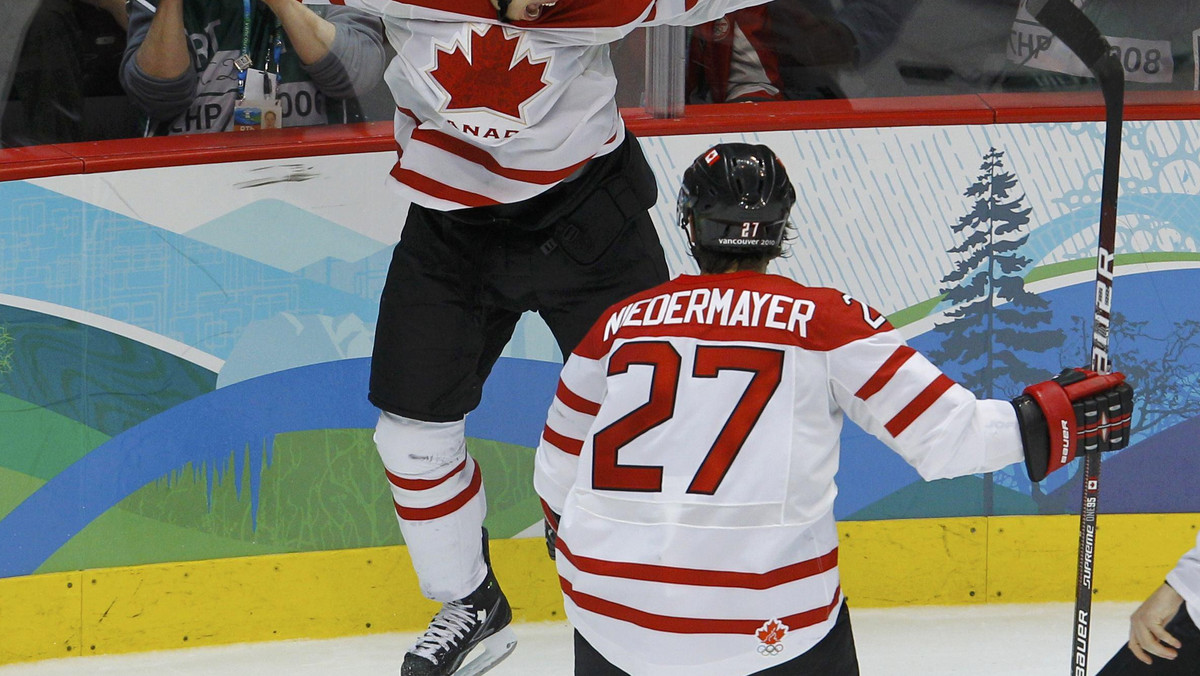 Niemal od razu po zakończeniu finałowego meczu olimpijskiego turnieju hokejowego w Vancouver, w którym Kanadyjczycy wygrali z Amerykanami w dogrywce 3:2, na ulicach można było kupić koszulki ze złotą drużyną, wynikiem meczu oraz datą.