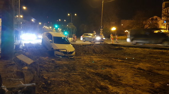 Kierujący skodą wjechał do wykopu w centrum Gorzowa 