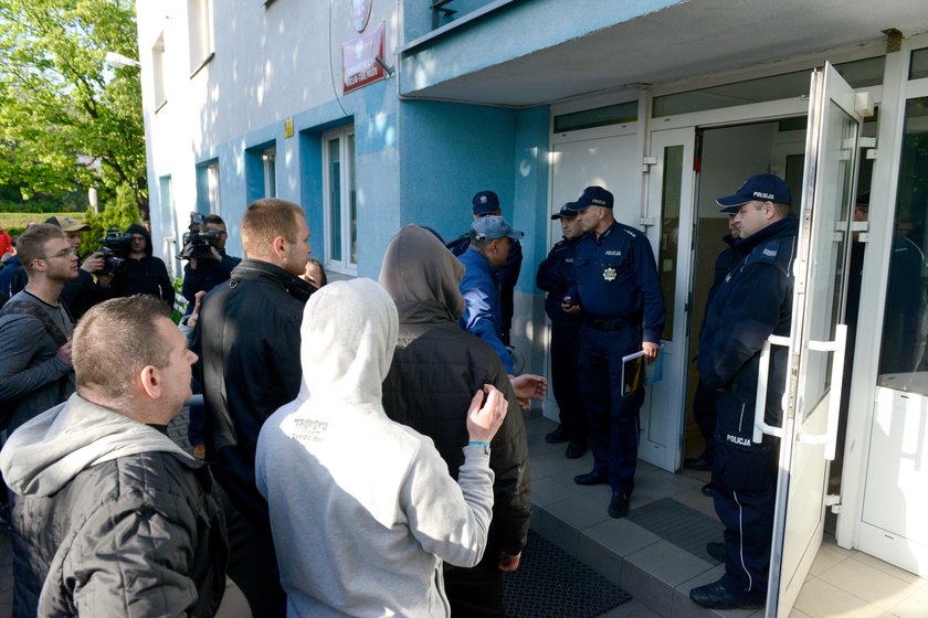 Znajomi chłopaka spotkali się dziś przed komisariatem przy ul. Trzemeskiej