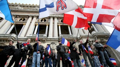 Zwolennicy nacjonalistycznego Frontu Narodowego, podczas marszu w Paryżu