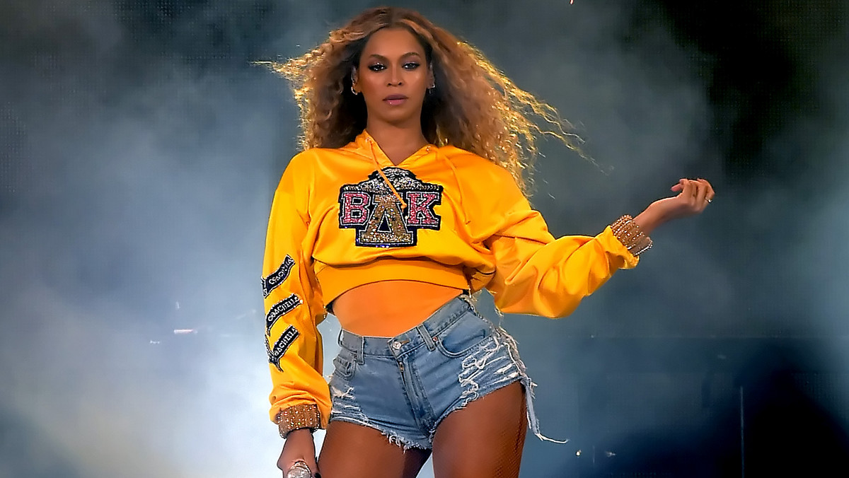 Beyonce pojawiła się na okładce amerykańskiego wydania magazynu "Vogue". Gwiazda, którą na początku lata mogliśmy usłyszeć w Polsce podczas koncertu na Stadionie Narodowym, w szczerym monologu opowiedziała m.in. o tym, jak radziła sobie z drastyczną zmianą wyglądu w czasie ciąży, o towarzyszących jej w tym okresie problemach ze zdrowiem oraz o presji idealnego wizerunku. Beyonce wspomniała również o kłopotach, z jakimi musiała się zmagać na początku kariery z powodu swojego koloru skóry. "Nie będzie cię na rozkładówce, bo jesteś czarna" - usłyszała kiedyś piosenkarka.