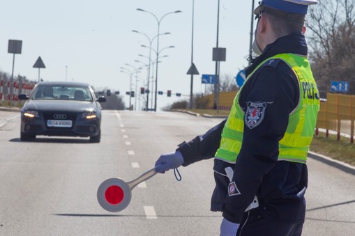 05.04.2020 Białystok. Policja drogowa podczas kontroli pojazdów pod katem celowości przejazdu w związku z epidemią koronawirusa. Fot. Agnieszka Sadowska / Agencja Wyborcza.pl.