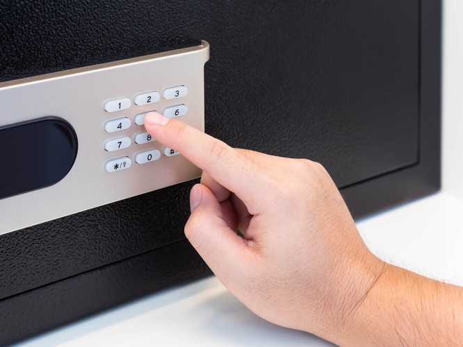 Cenne rzeczy najbezpieczniej trzymać w sejfie, dlatego ustawodawca wymaga by taka usługa znalazła się w ofercie hoteli z najwyższej półki.