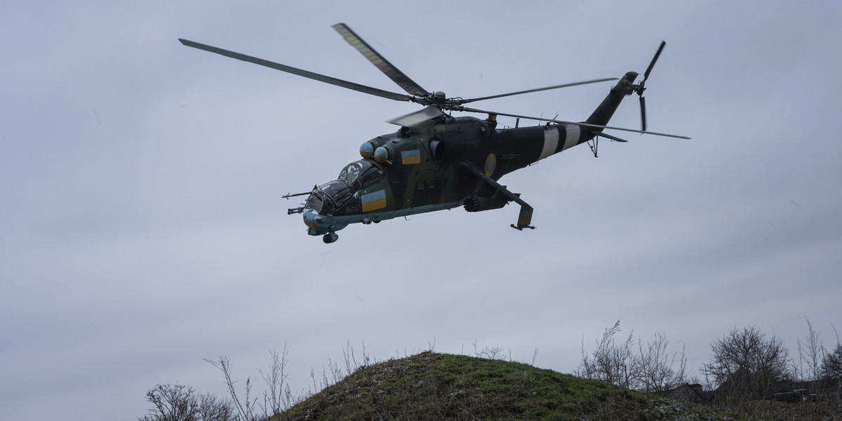 Ukraiński śmigłowiec Mi-24 podczas misji bojowej w obwodzie donieckim. Ukraina, 18 marca 2023 r.