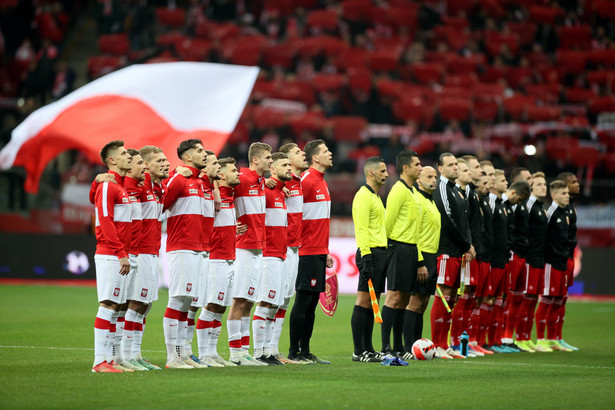 Piłkarze reprezentacji Polski (L) i Węgier (P) w trakcie śpiewania hymnów narodowych przed meczem eliminacyjnym grupy I mistrzostw świata, na stadionie "PGE Narodowy"