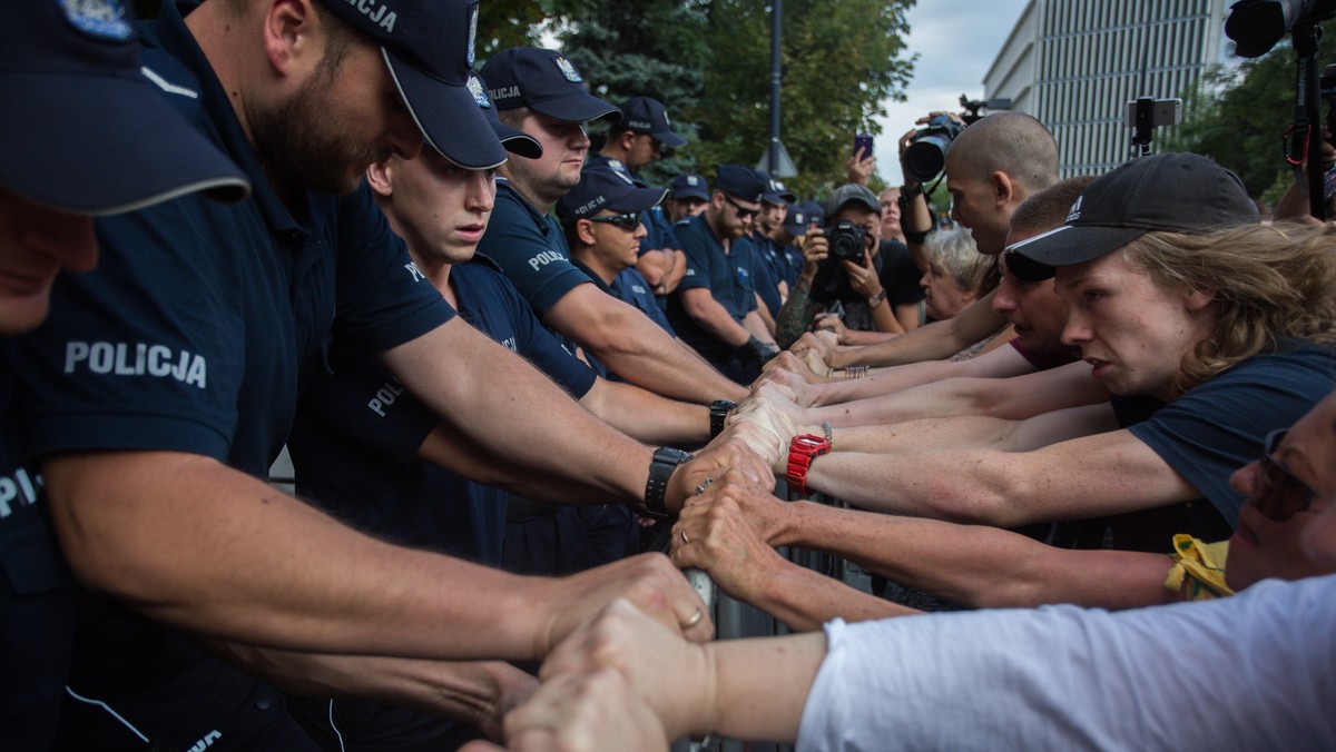 Cztery osoby trafiły do aresztu po protestach przed Sejmem