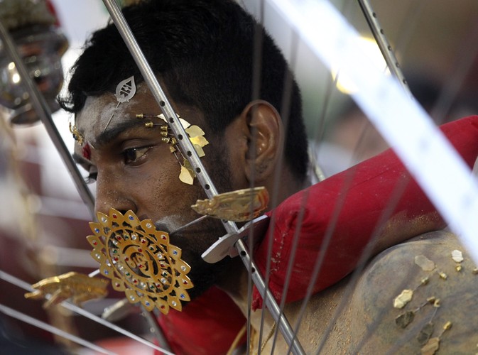 Przebite policzki i język - czy to boli? Spokojny wyraz twarzy tego wyznawcy na to nie wskazuje