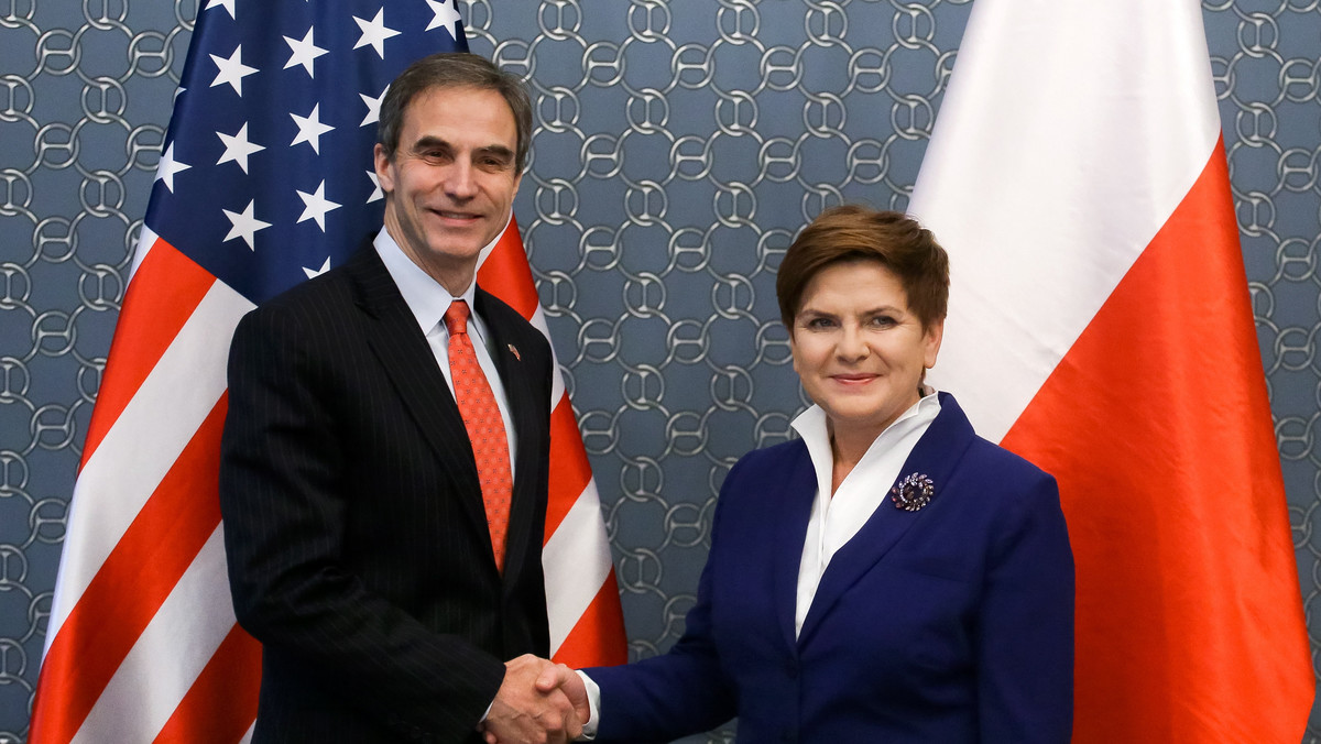 Kandydatka PiS na premiera Beata Szydło w rozmowie z ambasadorem USA mówiła m.in. o przygotowaniach do szczytu NATO, tarczy antyrakietowej, zakupach przez Polskę uzbrojenia dla armii; część dyskusji dotyczyła kwestii gospodarczych - powiedział poseł PiS Witold Waszczykowski.