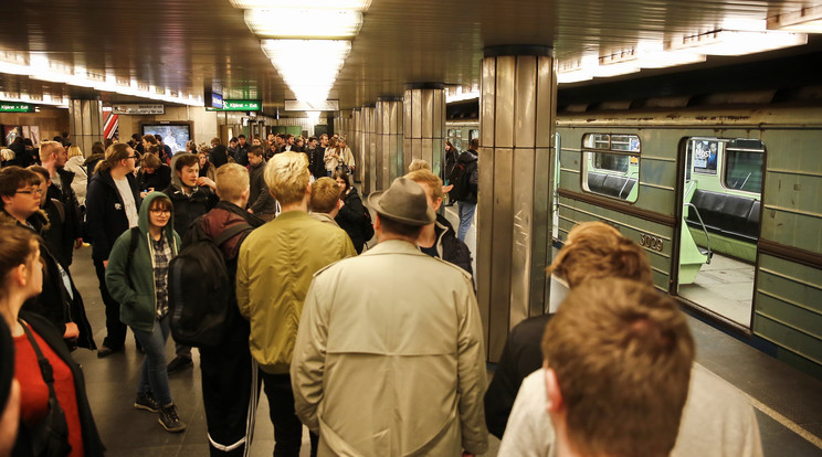 Hatalmas tömeg a 3-as metrón /Fotó: Fuszek Gábor