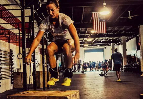 Treningi, z których będziesz wypełzał na czworaka. Dlaczego ludzie tak pokochali crossfit?