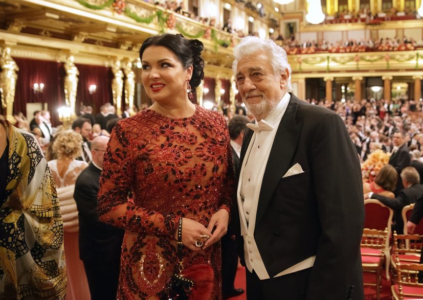 Rosyjska sopranistka Anna Netrebko i hiszpański tenor Placido Domingo uczestniczą w 80. Balu Filharmoników Wiedeńskich, 19 stycznia 2023 r. 