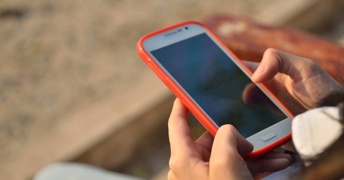 Zielona kropka na telefonie. Kiedy powinna wzbudzić twoją czujność?
