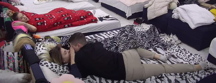 Anđela i Bojana razmenjuju nežnosti