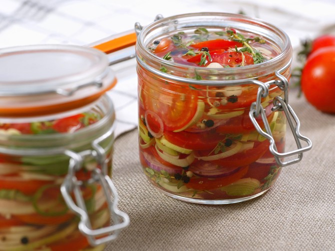 10421_stock-photo--conserved-tomatoes-shutterstock_24070744