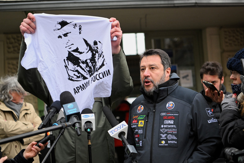 Prezydent miasta Wojciech Bakun (przysłonięty, L) próbuje bezskutecznie wręczyć koszulkę z rysunkiem Putina i napisem „Armia Rosji” goszczącemu w Przemyślu Matteo Salviniemu. 2022 r.