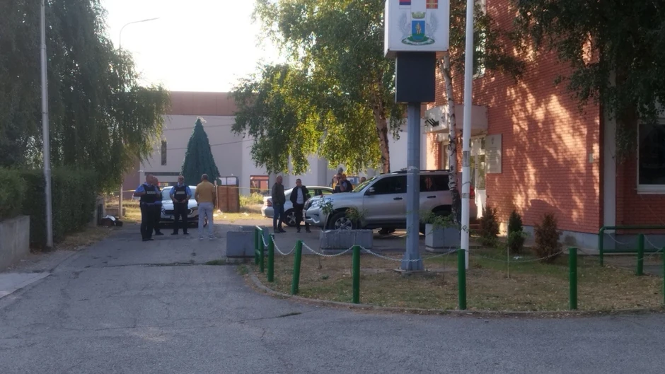 Ispred zgrade opštine Kosovska Mitrovica dežuraju kosovski policajci