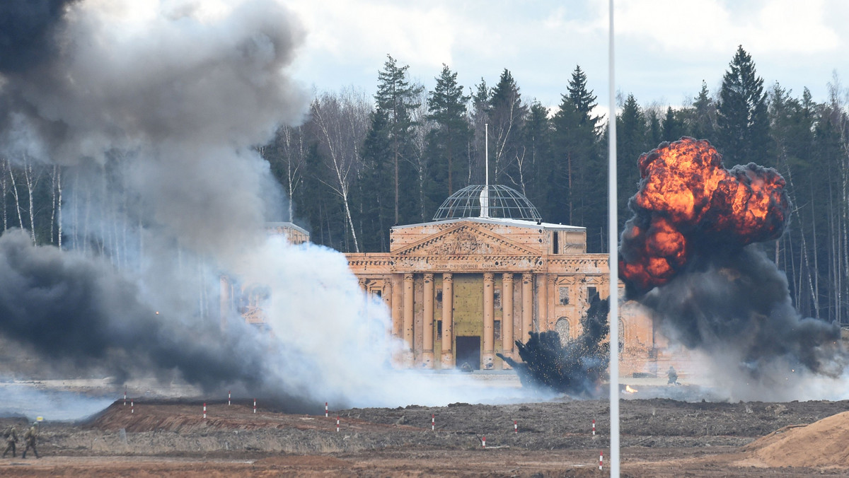 Inscenizacja szturmu na Reichstag przez Rosjan w parku "Patriota"