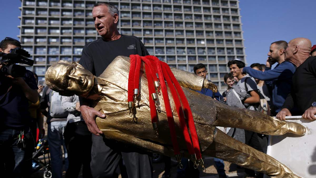 ISRAEL NETANYAHU GOLDEN STATUE (Golden statue of Netanyahu in Tel Aviv )
