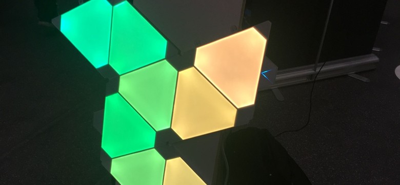 Te panele rozświetlą nasze mieszkanie w rytm muzyki. Pierwszy test w Polsce NanoLeaf Light Panels Rhytm Edition