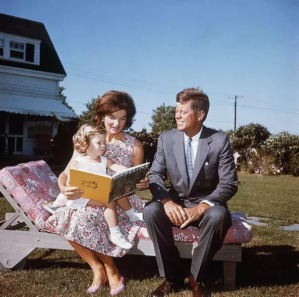 Jacqueline Kennedy,  John F. Kennedy, mała Caroline / Bettmann / Contributor z GettyImages-517727506