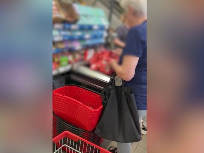 Žena u supermarketu kupila svu kafu