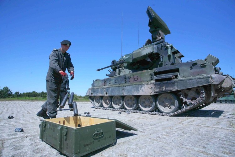 <b>PZA Loara (przeciwlotniczy zestaw artyleryjski LOARA)</b> to 45 ton stali, służy do zwalczania ataku powietrznego. Loara potrafi równie dobrze wykrywać wroga podczas postoju i w czasie ruchu. Strzela automatycznie lub manualnie. Według zapewnień producenta od momentu namierzenia przeciwnika, do jego zniszczenia mija najwyżej 10 sekund. Do tej pory wyprodukowano zaledwie kilka egzemplarzy, chociaż specjaliści twierdzą, że Wojsko Polskie potrzebuje co najmniej 160 takich zestawów.