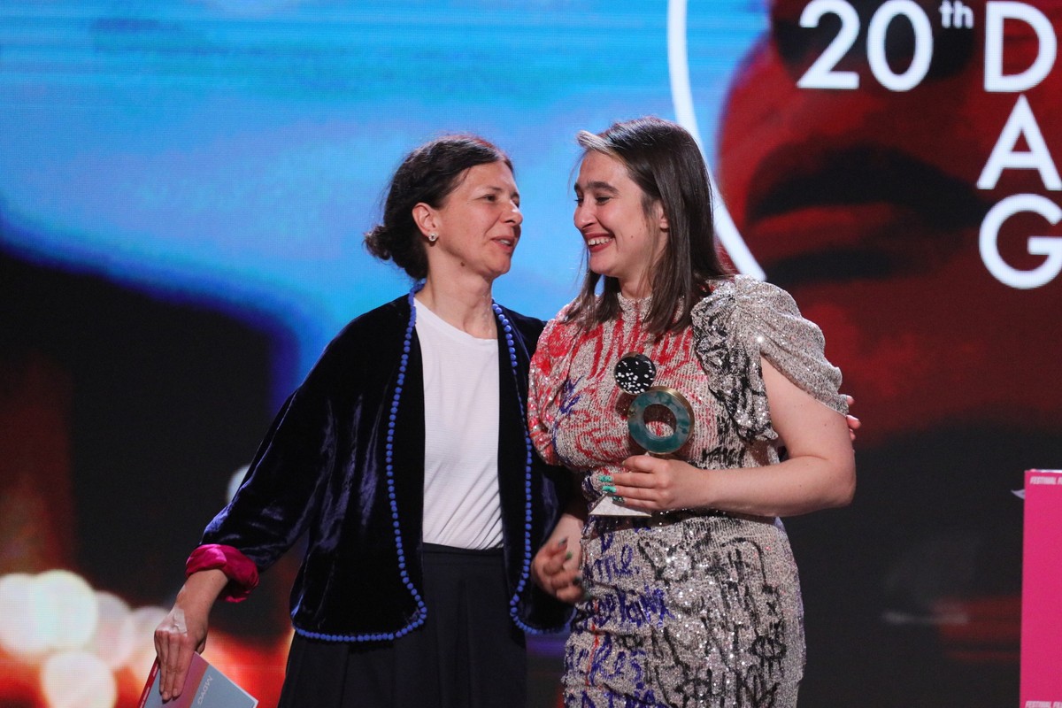 Warszawa, 18.05.2023. Bohaterka filmu "Apolonia, Apolonia" Apolonia Sokol (P) i producentka filmowa Małgorzata Staroń (L) podczas gali rozdania nagród 20. Festiwalu Filmowego Millennium Docs Against Gravity w Teatrze Dramatycznym w Warszawie