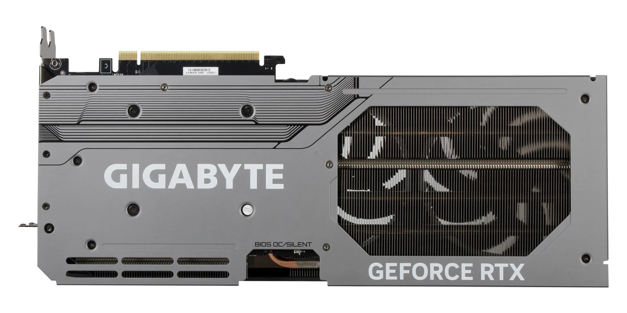 Gigabyte GeForce RTX 4070 Ti Gaming OC: tylna część PCB przykryta jest solidnym backplate. Jak widać, wielkość płytki jest dużo mniejsza niż karty, co jest typowe dla nowej generacji kart Nvidii