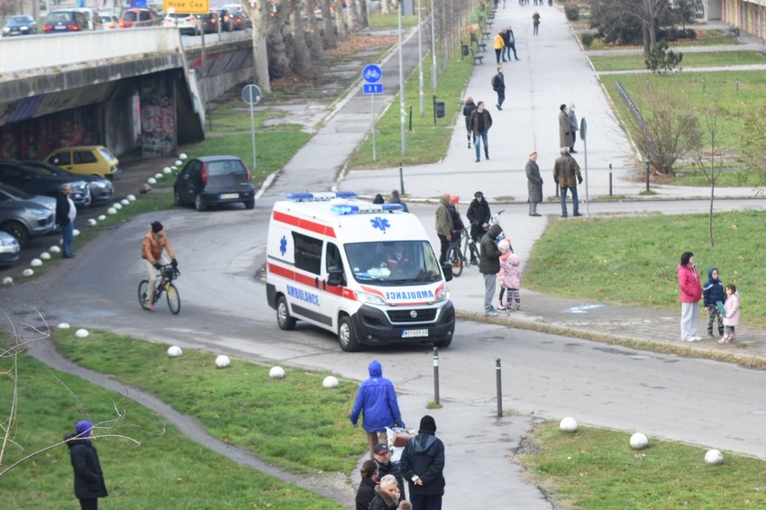 Stanari su evakuisani i čekaju ispred zgrade