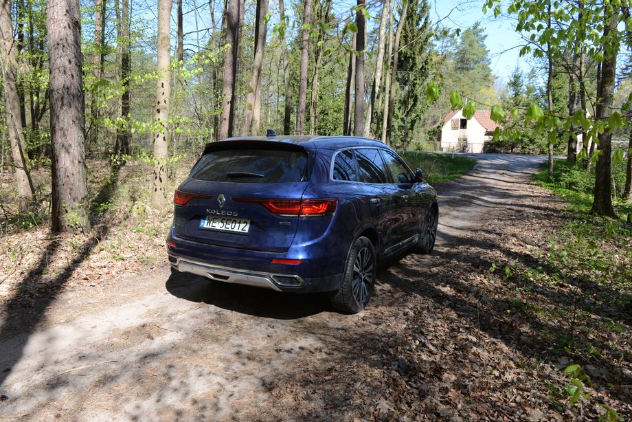 Renault Koleos dCi świetnie nadaje się na długie podróże, a napęd 4x4 i zwiększony prześwit pozwalają bez obaw wjeżdżać na leśne dukty, nawet gdy zrobią się trochę błotniste. Oczywiście, to nie jest auto terenowe z prawdziwego zdarzenia.