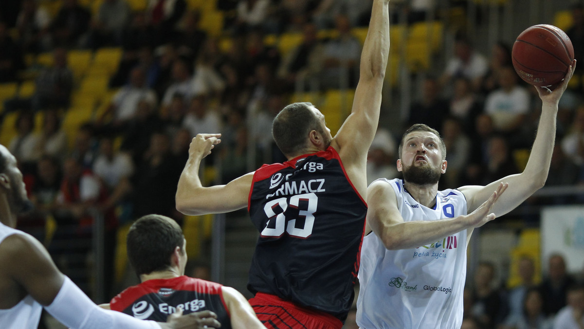 W jedynym piątkowym spotkaniu Polskiej Ligi Koszykówki AZS Koszalin uległ na własnym stadionie Enerdze Czarnym Słupsk 80:83. Dla gospodarzy była to druga porażka w drugim meczu tego sezonu.