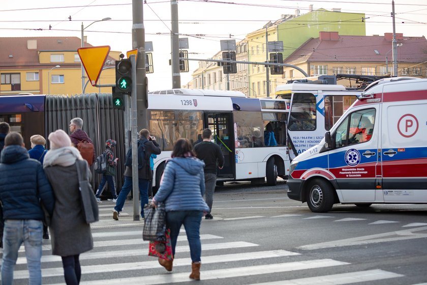 Wypadek w Szczecinie. Autobus zderzył się z tramwajem. Są ranni