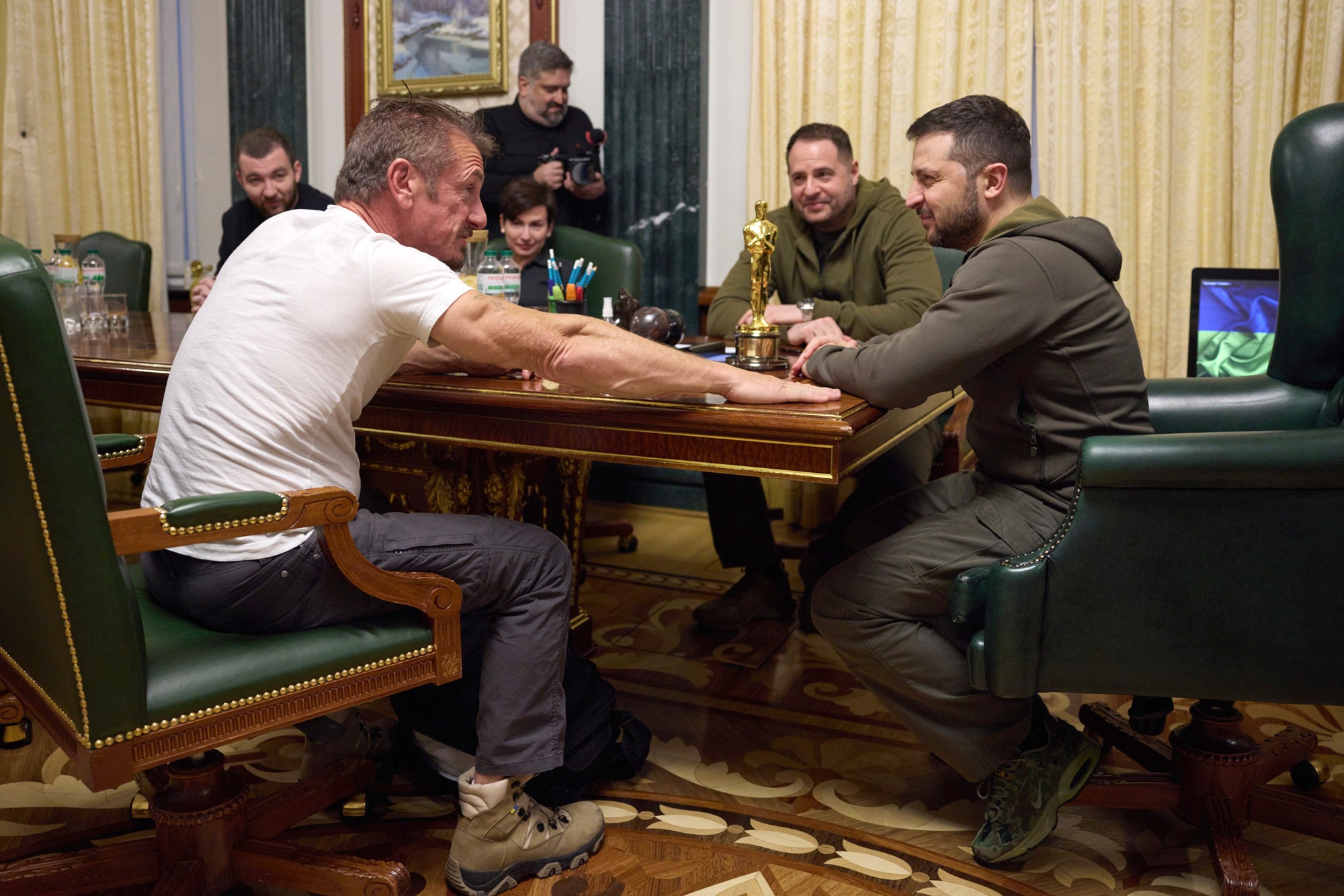 Ukrajinský prezident Volodymyr Zelenskyj (vpravo) a americký herec Sean Penn (vľavo) diskutujú počas stretnutia v Kyjeve v utorok 8. novembra 2022. 