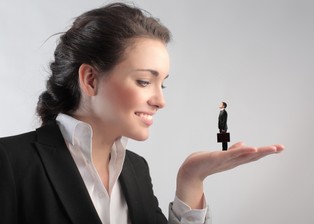 Polacy mają nabożny stosunek do szefów. Cierpią na "kapitanozę"