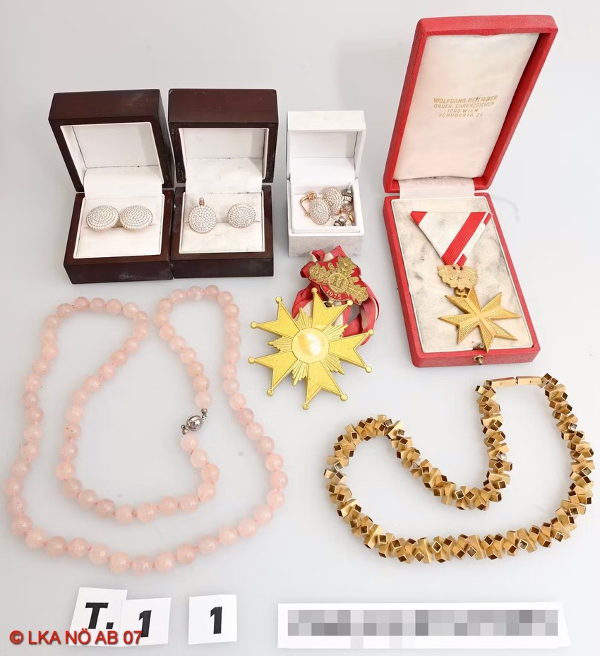 Nakit oduzet od šamanke iz Srbije