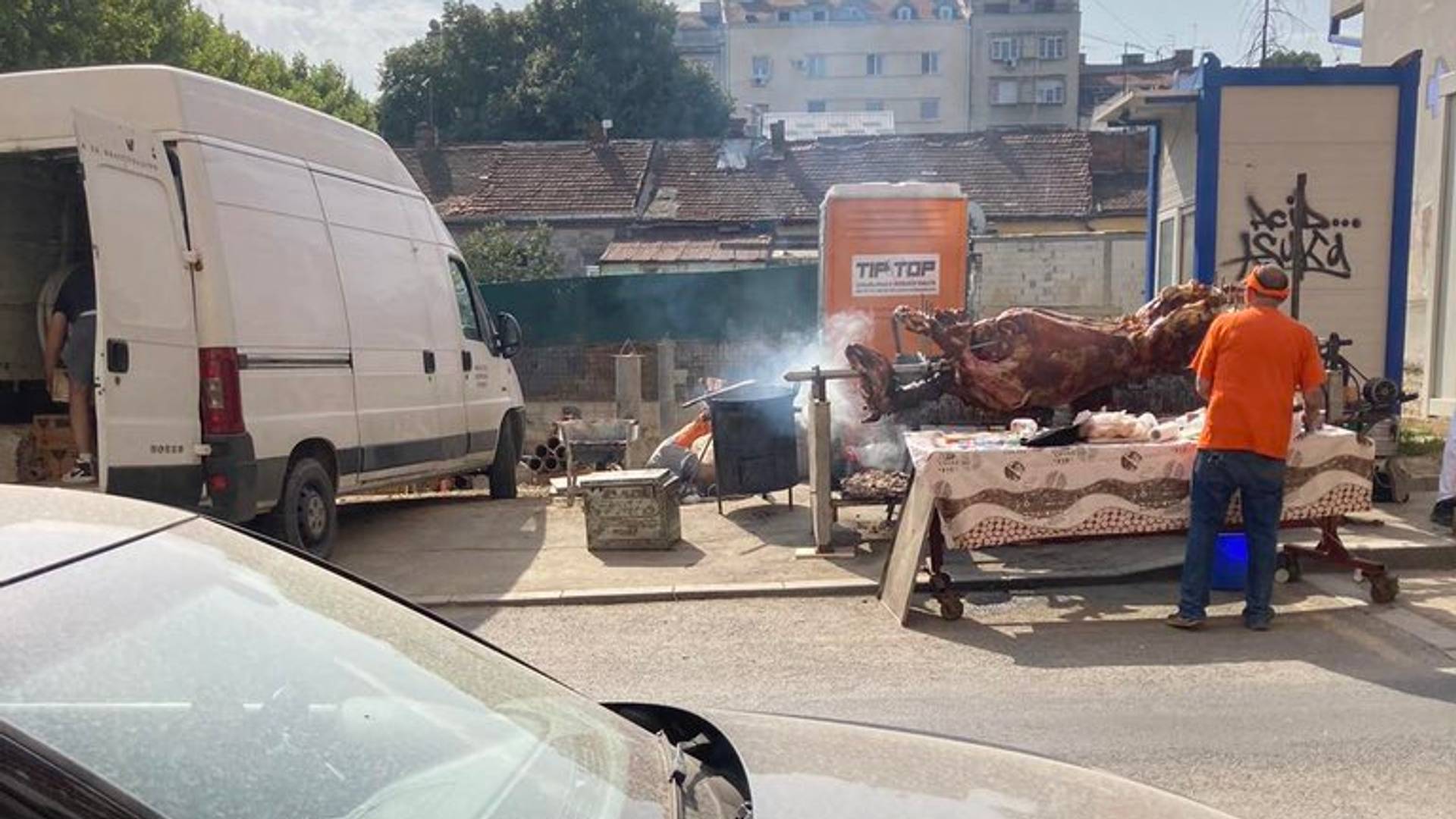 Majstori premotali igricu - obrnuli vola na ražnju u centru Beograda