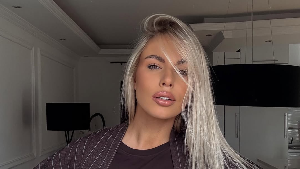 U SEDMOM MESECU TRUDNOĆE NOSI KRATKE MAJICE Fatalna plavuša čeka treće dete sa pevačem, dobija komplimente za izgled: 