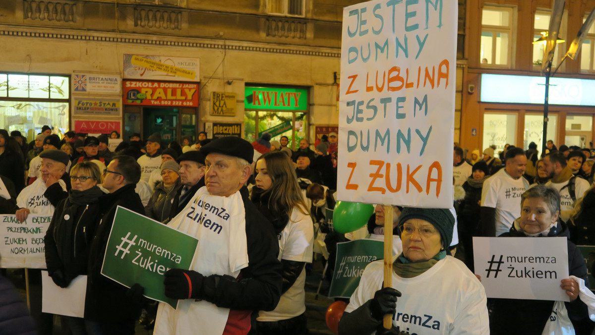 Prokuratura Okręgowa w Lublinie zdecydowała, że nie będzie postępowania w sprawie obraźliwych okrzyków podczas nadzwyczajnej sesji Rady Miasta. Śledczy uznali, że zawiadomienie radnych PiS dotyczy zachowania samorządowców PO i Wspólnego Lublina. Problem w tym, że radni koalicji nie krzyczeli obraźliwych haseł w kierunku swoich koleżanek i kolegów z PiS.