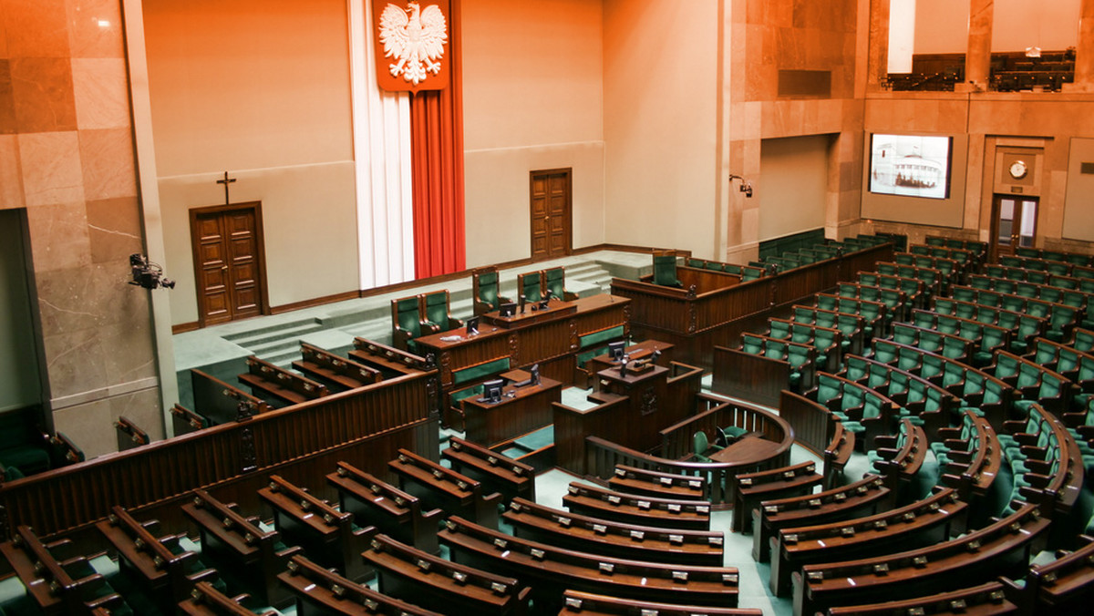 Wyniki najnowszego sondażu IBRiS dla Onetu pokazują, że partia rządząca nadal może liczyć na duże poparcie Polaków. Na PiS zagłosowałoby 32,3 proc. badanych. Na drugim miejscu uplasowała się Platforma Obywatelska, z poparciem na poziomie 20,6 proc. Gdyby wybory odbyły się teraz, trzecią siłą w polskim parlamencie byłby Kukiz'15 – na partię Pawła Kukiza zagłosowałoby 11,9 proc. wyborców.