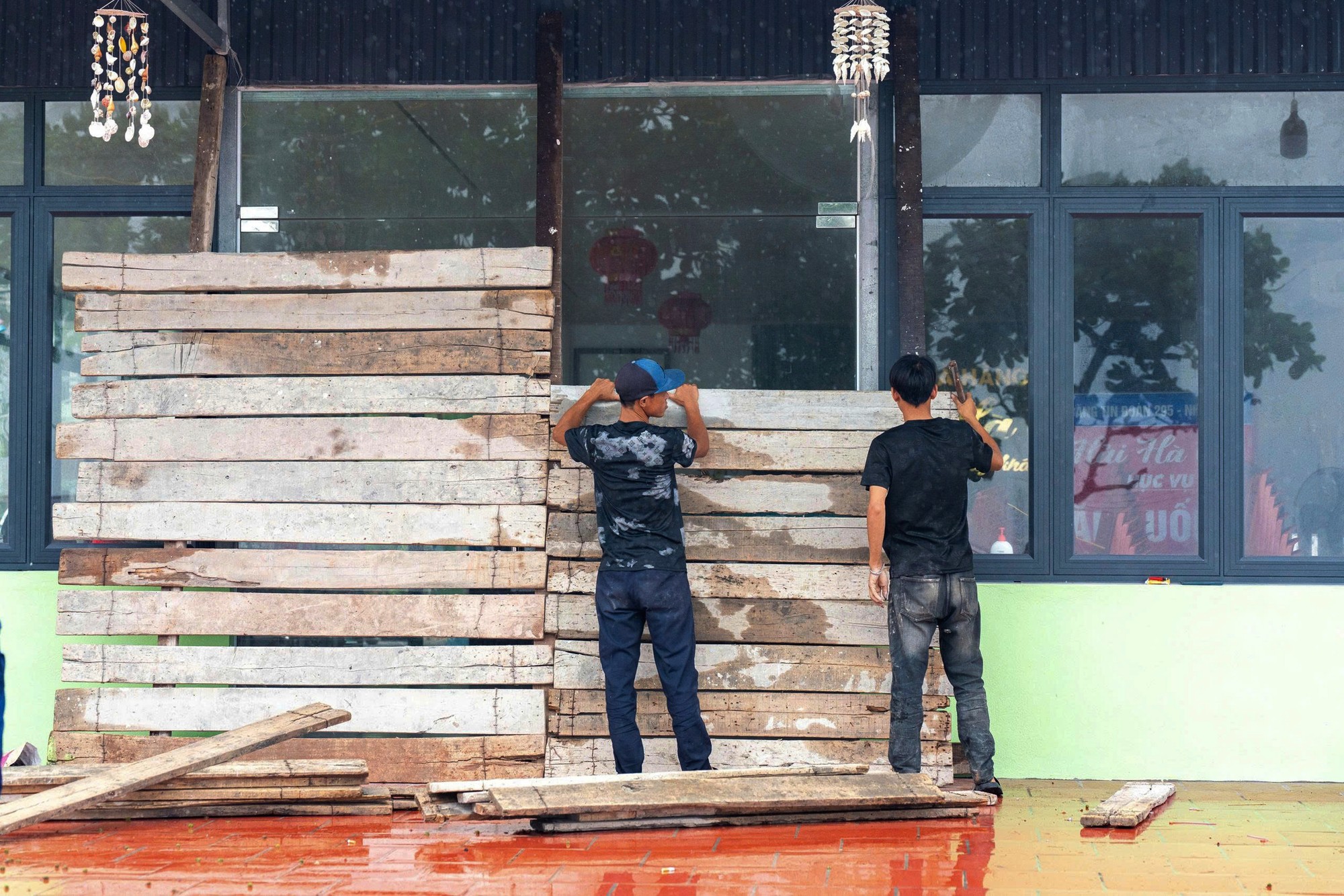 Vietnam zasiahli silné búrky.