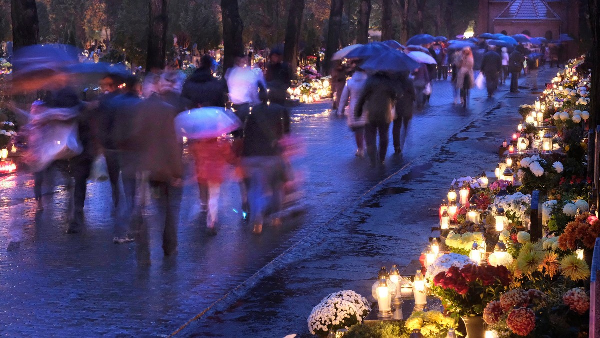 Józef Sam Sandieg - Afrykańczyk, obywatel Rzeczypospolitej - został upamiętniony odsłoniętą dziś tablicą na Cmentarzu Górczyńskim w Poznaniu. Sam Sandi był żołnierzem Armii Wielkopolskiej, walczył z bolszewikami; do dziś w Polsce żyją jego potomkowie. Żołnierz, zapaśnik i bokser zmarł w 1937 roku w Poznaniu. Odsłonięta dziś tablica przypomina, że spoczął właśnie na cmentarzu na Górczynie; jego grób nie istnieje, dopiero niedawno udało się odnaleźć miejsce jego pochówku.