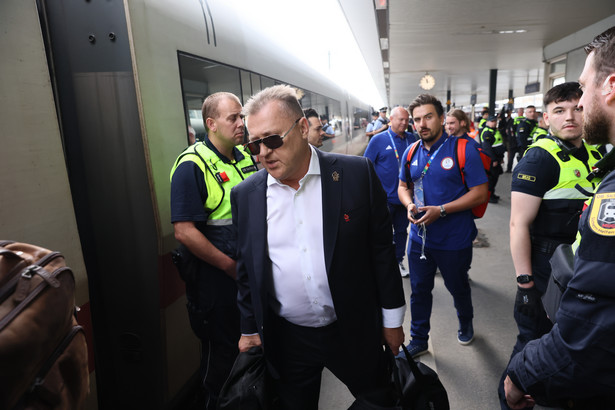 Prezes PZPN Cezary Kulesza (C) wraz z piłkarską reprezentacją Polski wsiada do pociągu jadącego z Hanoweru do Berlina