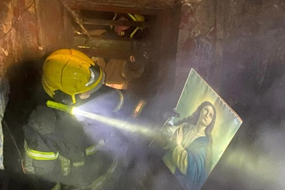 ČUDO U SRBIJI Vatrogasci ispod ruševina spasili IKONU, netaknutu vatrom: Neverovatna priča iz srca SENTE (FOTO)