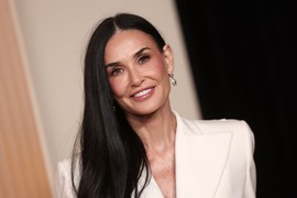 Nova frizura Demi Mur zaista PODMLAĐUJE: Glumica pred 63. rođendan STARIM DOBRIM TRIKOM skinula još 10 godina sa lica