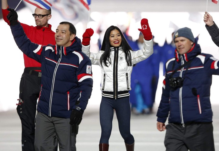 W Soczi startuje pod nazwiskiem ojca - Vanakron. Reprezentuje Tajlandię w narciarstwie alpejskim. Pod nazwiskiem Mae jest znana jako skrzypaczka łącząca muzykę klasyczną z popem i techno. Jej album Violin Player (1995) dotarł na szczyty brytyjskich list przebojów.