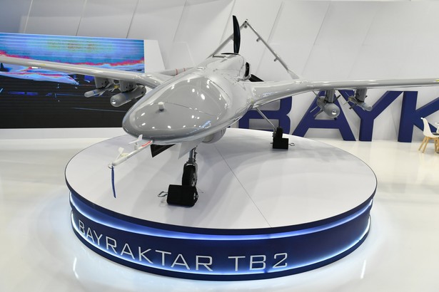 Dron bojowy Bayraktar TB2 prezentowany na XXX Międzynarodowym Salonie Przemysłu Obronnego w Kielcach.