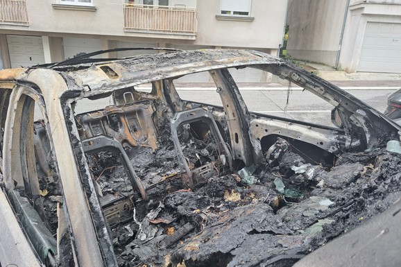 (FOTO) SCENE KAO IZ APOKALIPTIČNIH FILMOVA! Automobili potpuno sprženi, uništeni do neprepoznatljivosti! Užas kod Doljevca: Vatrogasci hitno izašli na teren