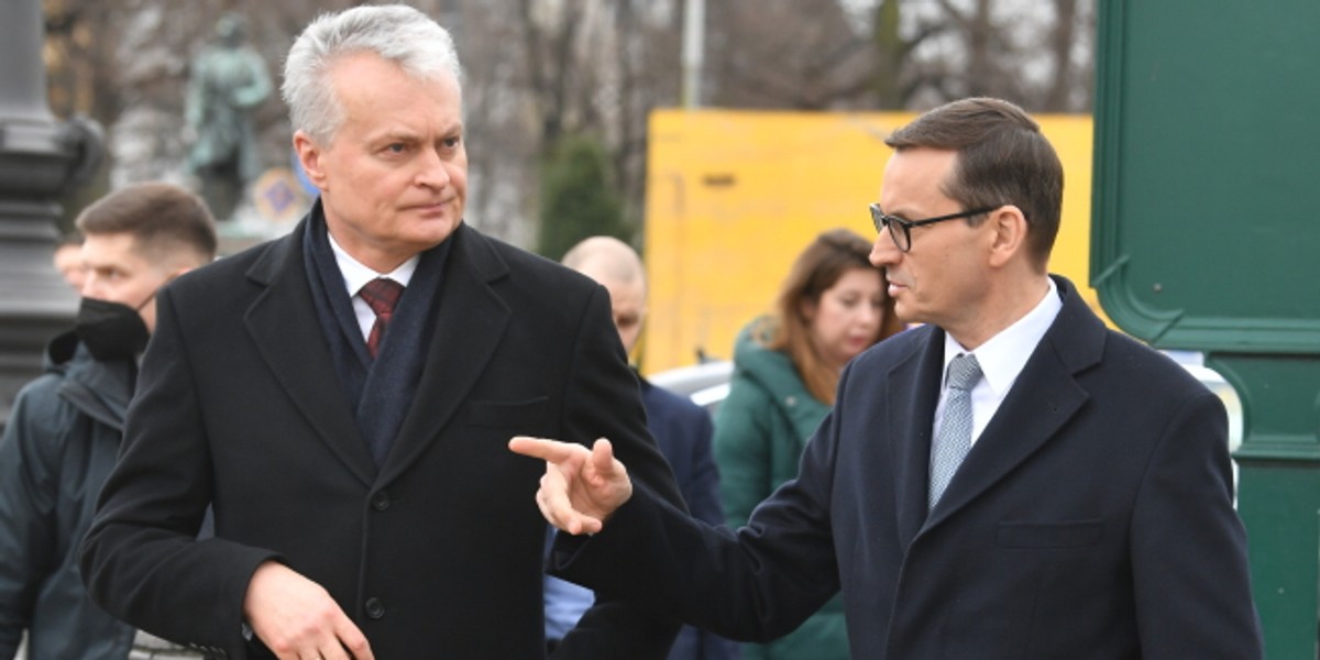 Premier Mateusz Morawiecki (z prawej) i prezydent Litwy Gitanas Nauseda tuż przed spotkaniem z kanclerzem Niemiec Olafem Scholzem w Berlinie w sprawie sankcji wobec Rosji. 