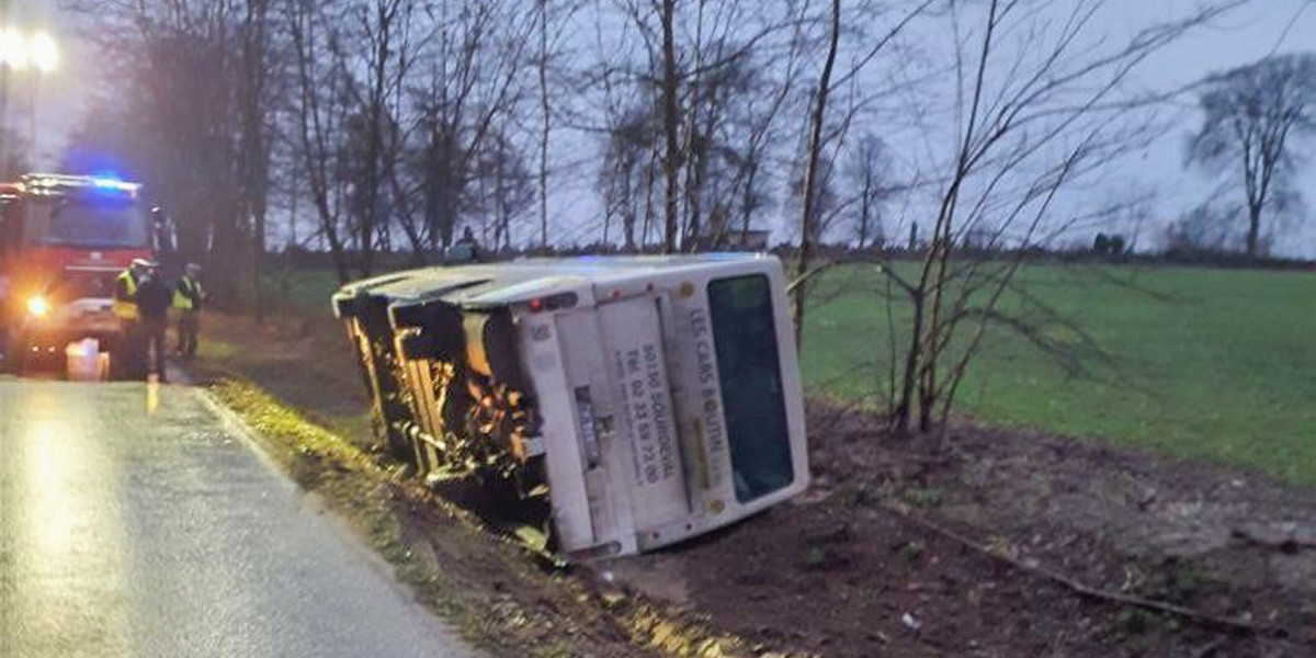 Horror pasażerów autobusu przy cmentarzu w Starej Rawie.